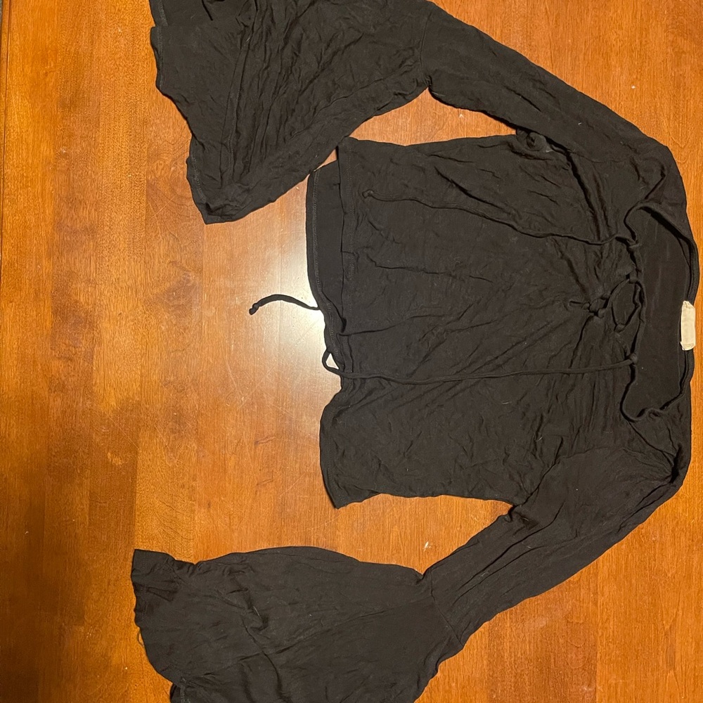Thin, black crop top with flare wrists